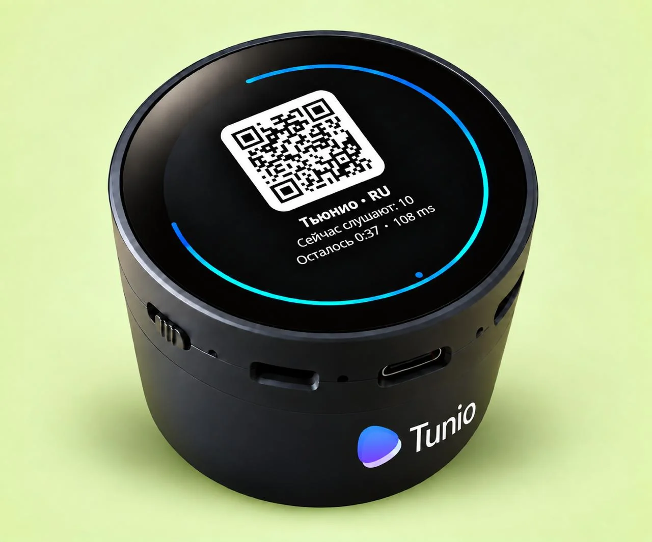 Колонка Tunio Spot: на круглом экране QR-код, название станции и статус эфира